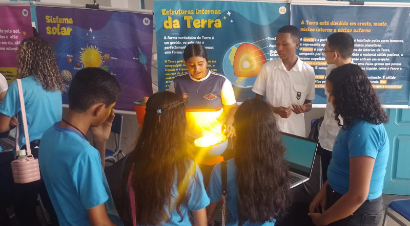 A escola Paes de Carvalho recebeu o Projeto Caravana da Ciência e Tecnologia e vivenciaram experiências únicas. 